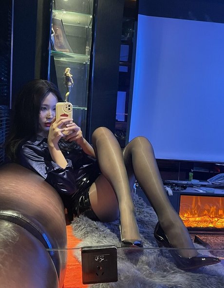 Xansoon model pretty picture