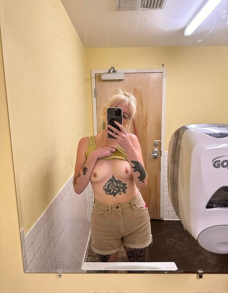 caroliiiiine nudes model photos