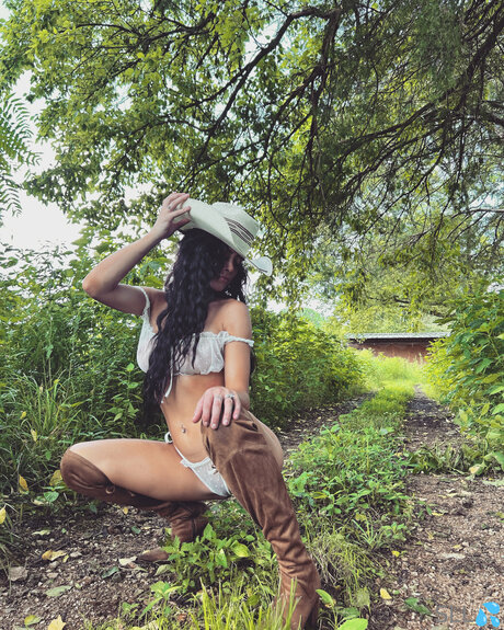 Sassylittleleo sex model pictures