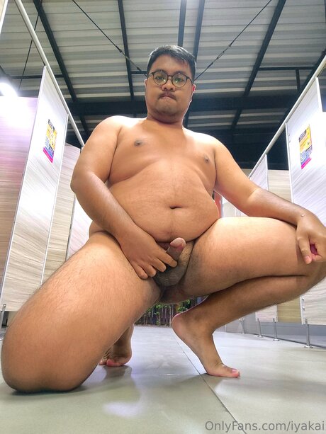 Iyakai model nude photo