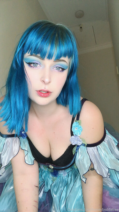 Honeybvddafree model xxx photo