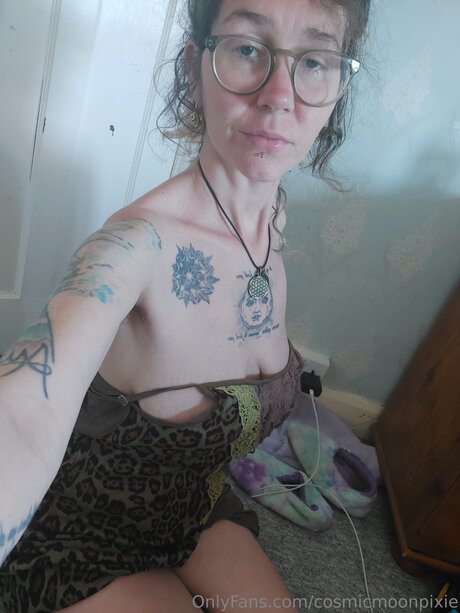 Cosmicmoonpixie sexy model pic