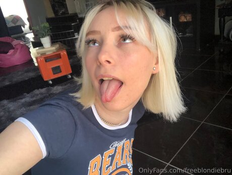 Freeblondiebru model porn gallery