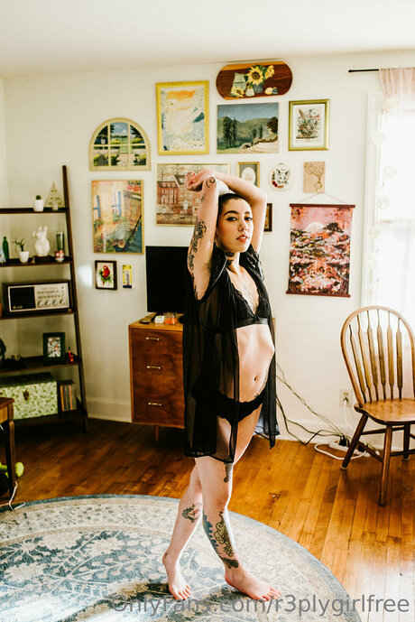 R3plygirlfree star nude photos