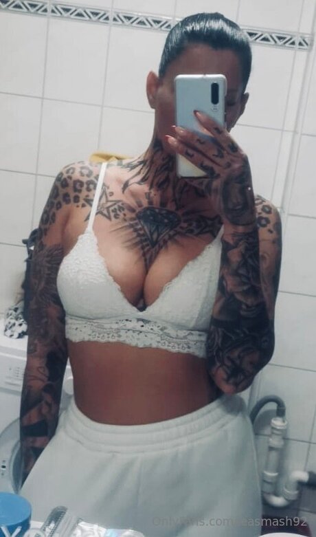 Elaineshubz naked model image