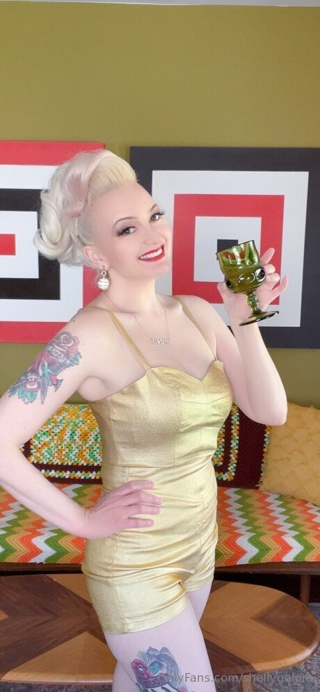 Shellygalore model pornographic picture