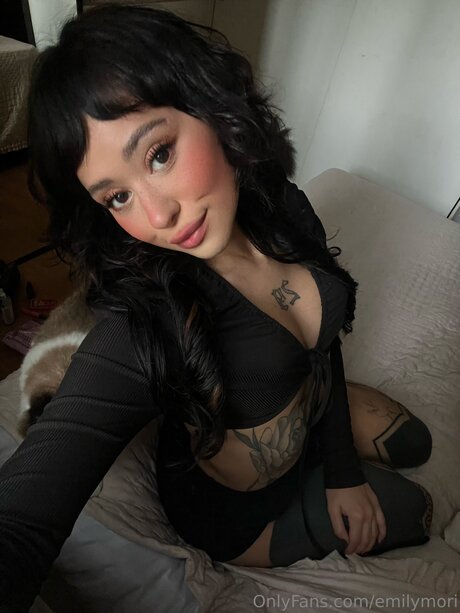 Emilymori model perfect galleries