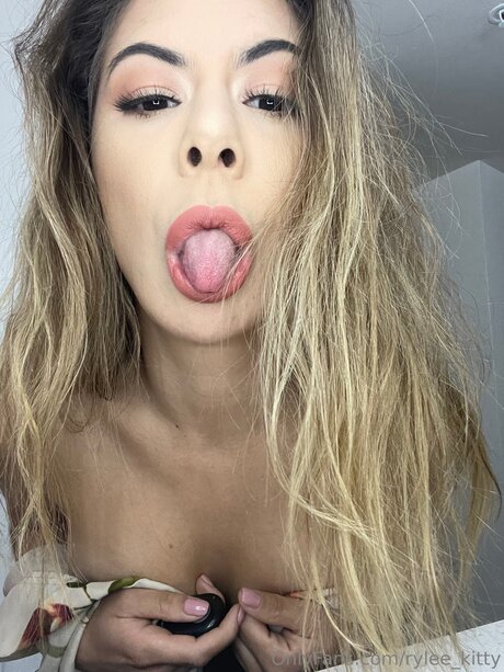 Rylee Kitty exclusive star photos