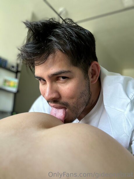Gideonmazikeen naked model img