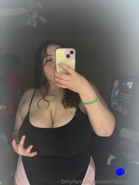 Snowflakelovess model sexy picture