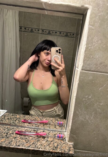 Delfinawagnerfree star adult picture