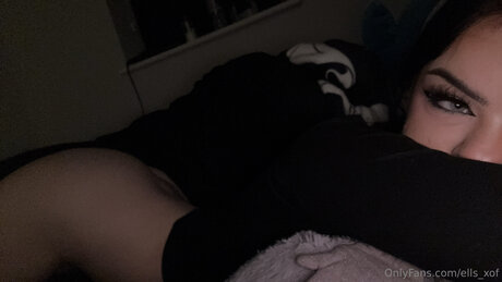 Ells Xof star nude pic