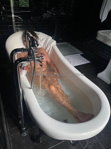 Aylinvalentina nudes model images