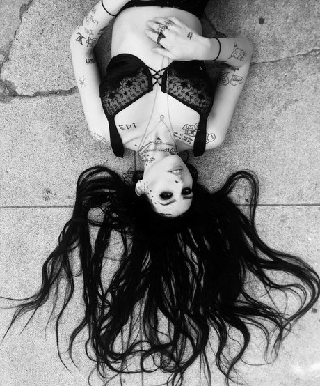 Layla Shapiro nude model images