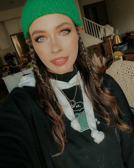 Justseum exclusive model img