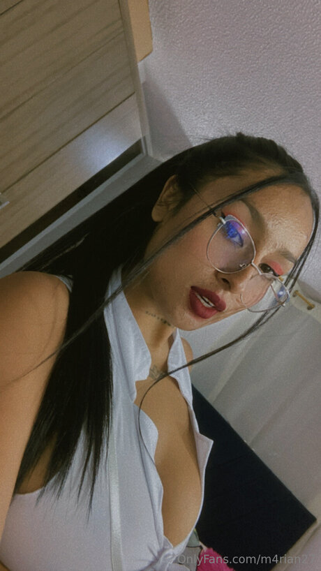 M4rian27 sexy model pic