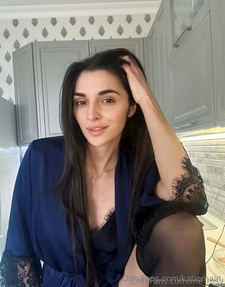 Katiemain model hot photo