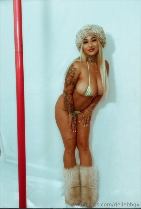 Riellebbgx model nude photo