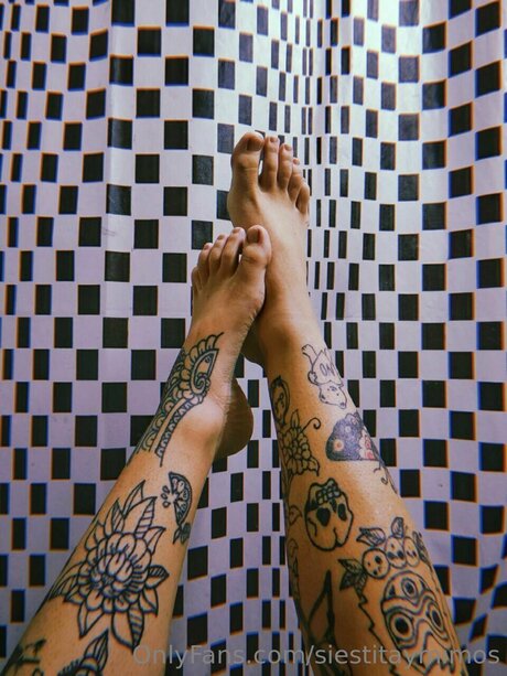 Siestitaymimos naked model image