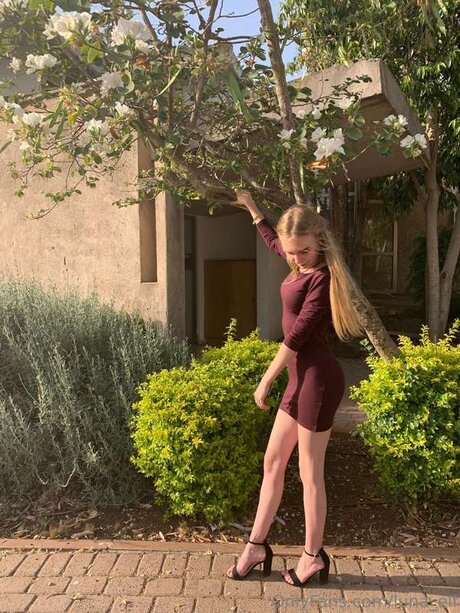 Arya Lune star naked picture