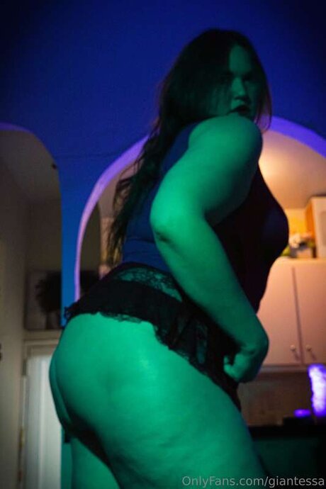 Giantessa free actress pics