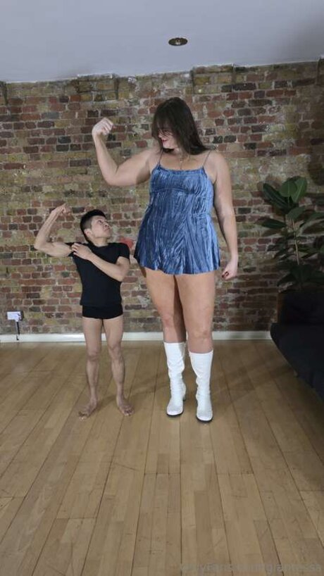 Giantessa porn star img