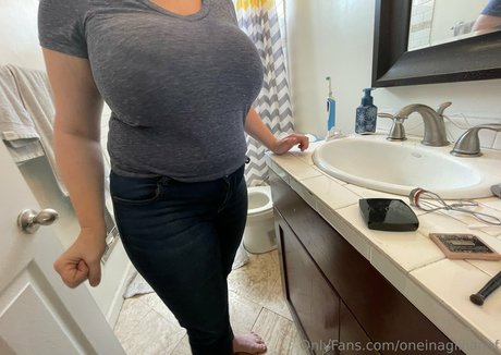 oneinagillianof pretty pornstar img