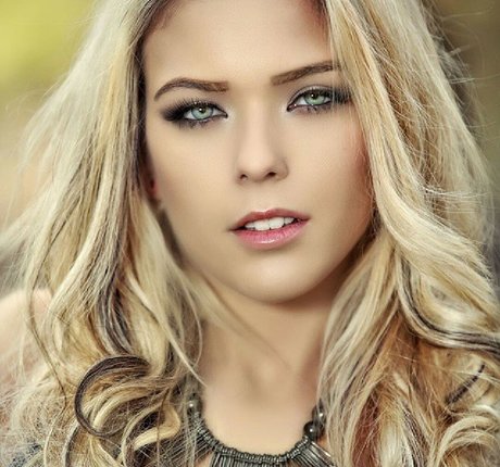 Anais Rizzo art star pics