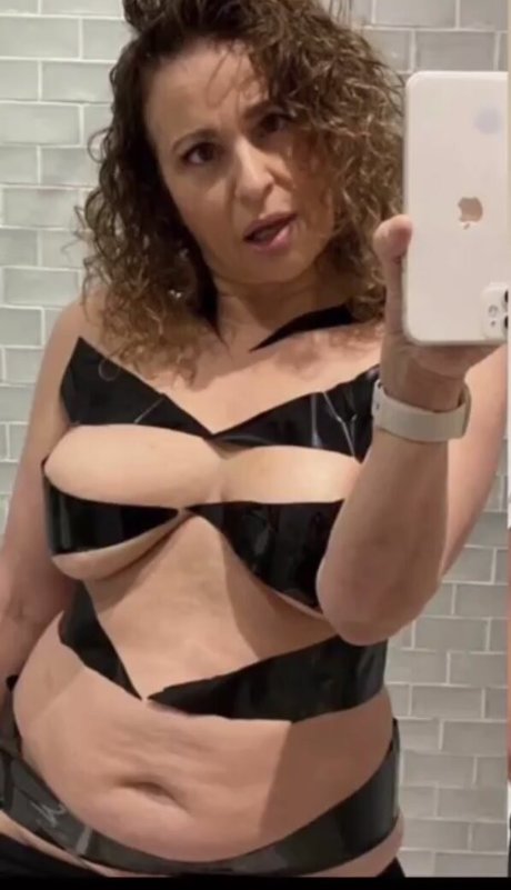 Nadia Sawalha sexy actress img