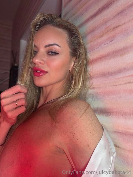 Juicydakota44 star erotic photo