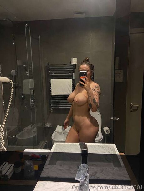 U443146001 nude star picture