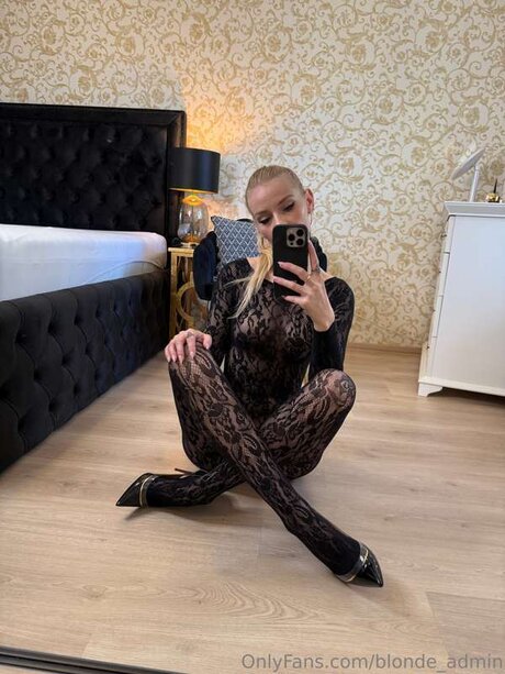 Blonde Admin pretty model img