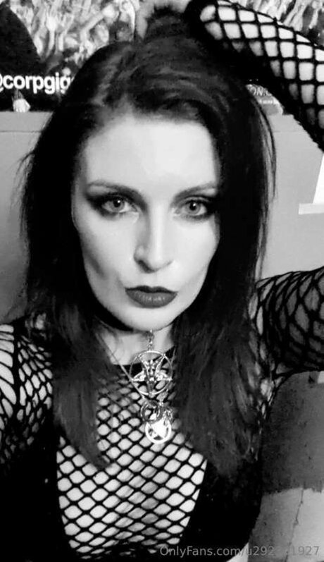 U292301927 naked actress pic