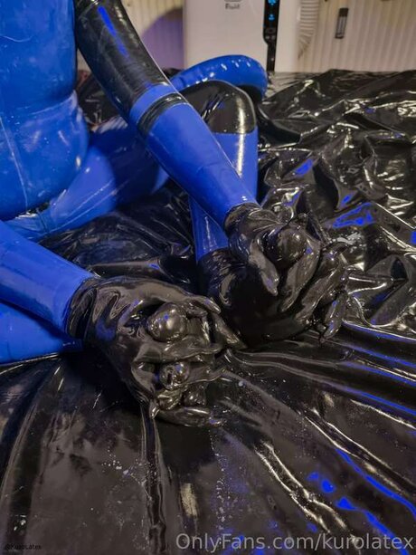 Kurolatex sexy model picture