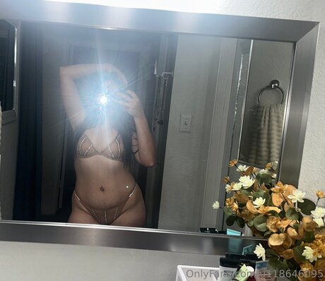 U118646095 model free photos