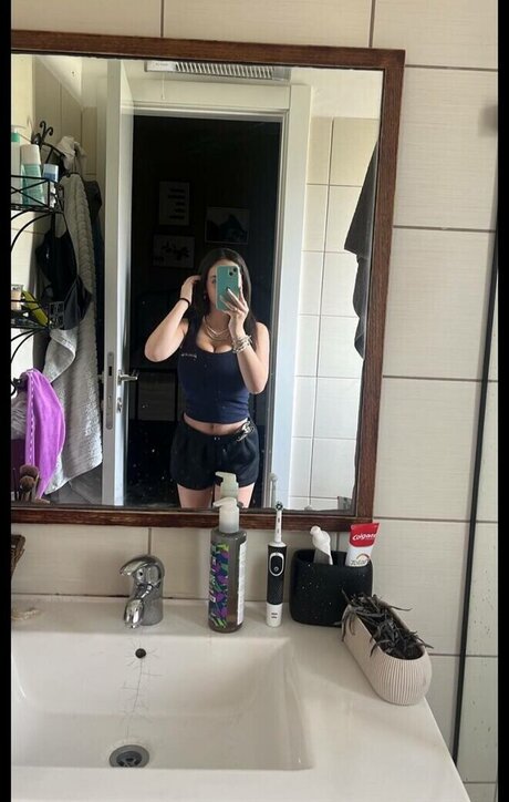 Pelegsaar naked pornstar pic