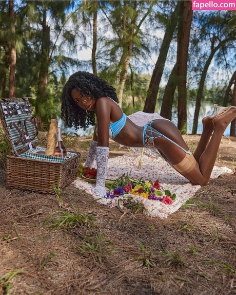 Jordanne Deveaux erotic model picture