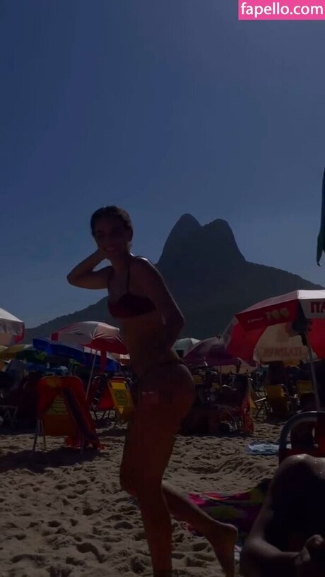 J lia Konrad top star pic