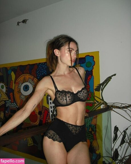 Charleen Weiss model top img