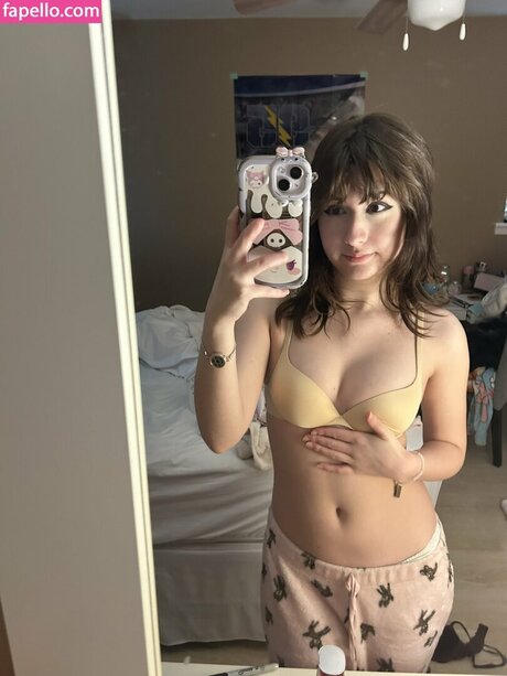 mewingava model nude photo