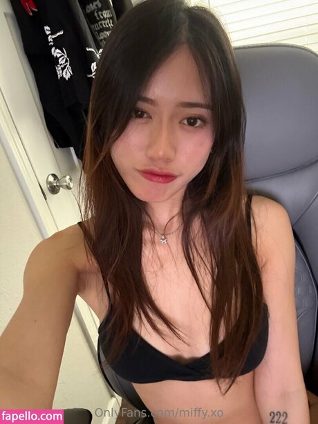 Celia Tran model top pic