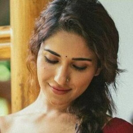 Ruhani Sharma star art img