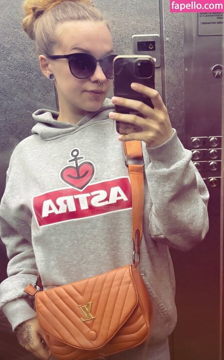 _a x n x model nice pic