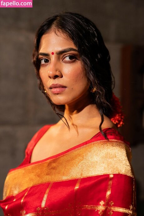 Malavika Mohanan star top photos