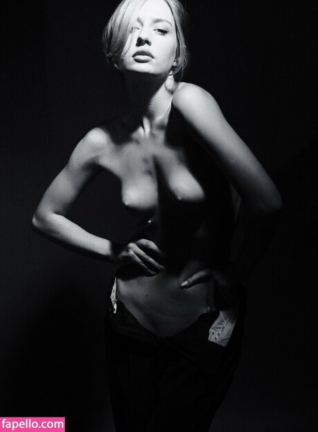 iolankaaa model nude photo