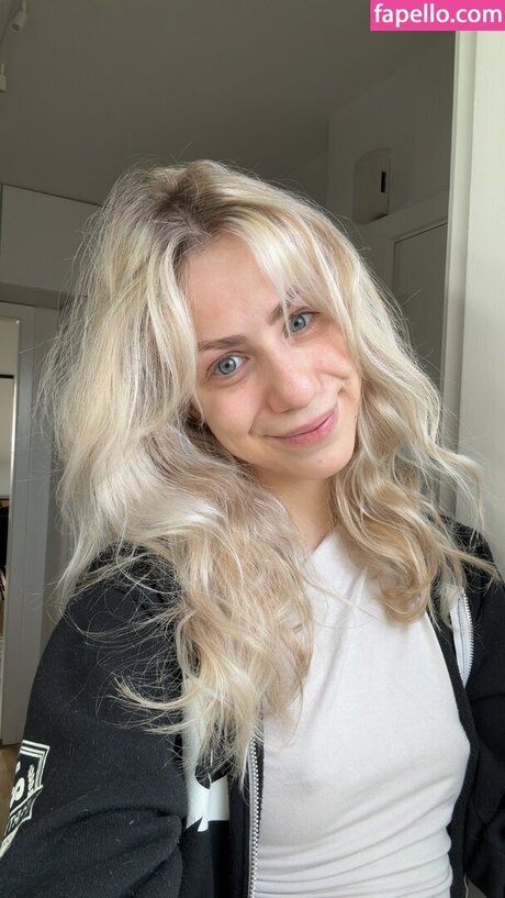 Marie Watson star exclusive photo