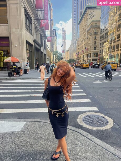 Julia Hatch hot actress image