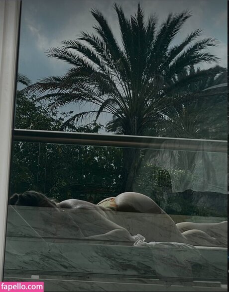 Ellesweats star hot photos