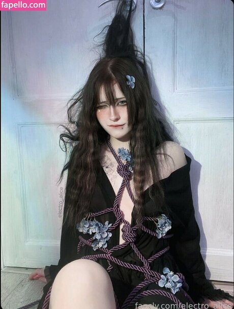 Electro Alice naked model photos