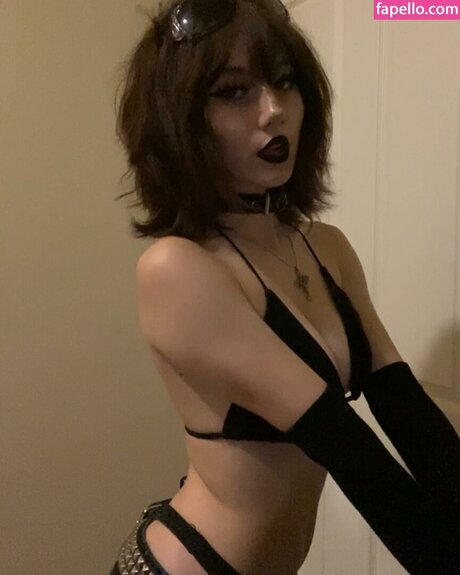Trinity Manaj art model picture